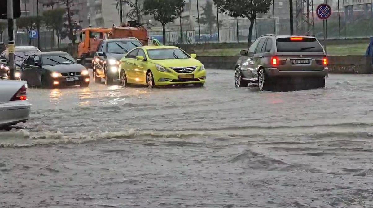 Moti i keq në vend: Përmbytje në Lezhë dhe Durrës, bllokohet aksi për në Tiranë